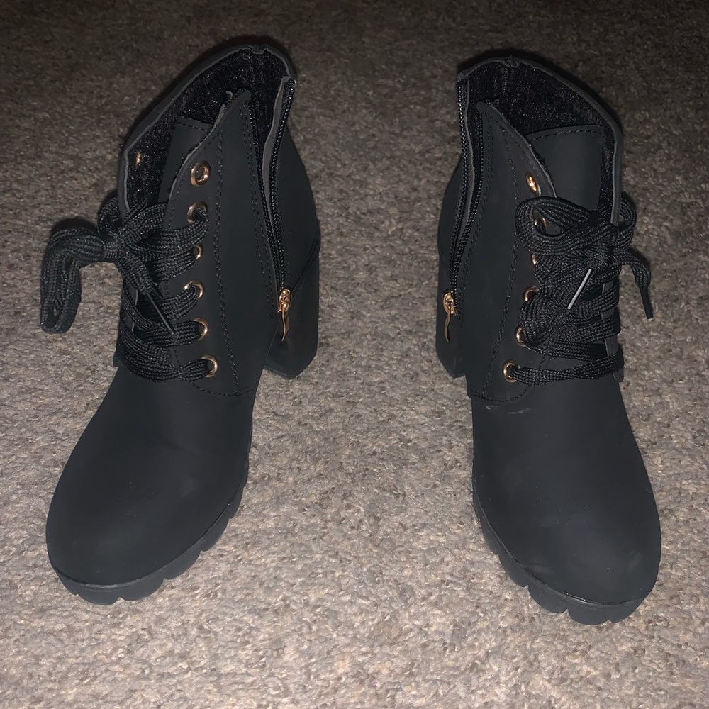 Minimalist Lace-Up Front Chunky Heeled Boots - Picture 2 of 7